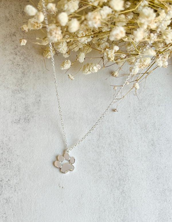 Elegante collar con colgante en forma de pata de plata