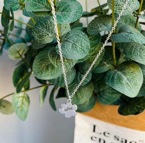Elegante collar con colgante en forma de pata de plata