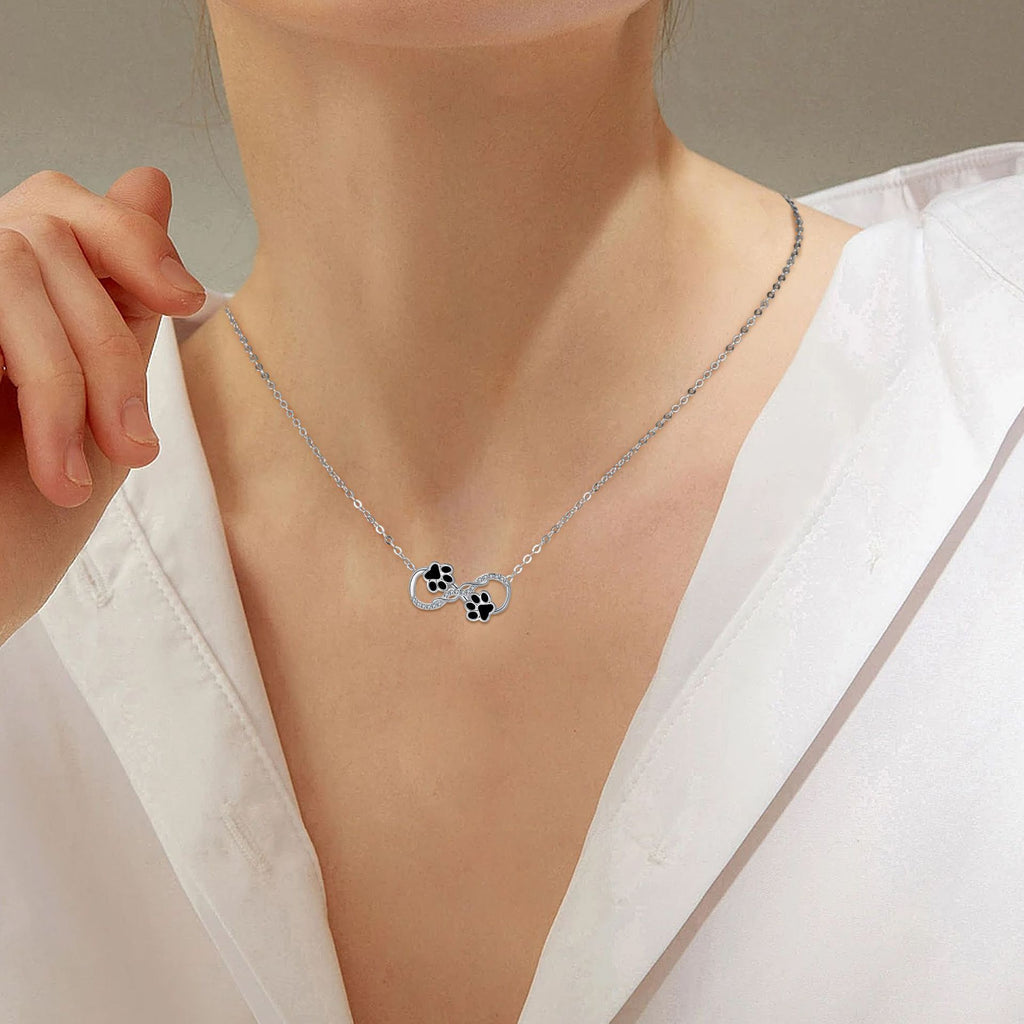 Collar con colgante de símbolo del infinito con circonitas