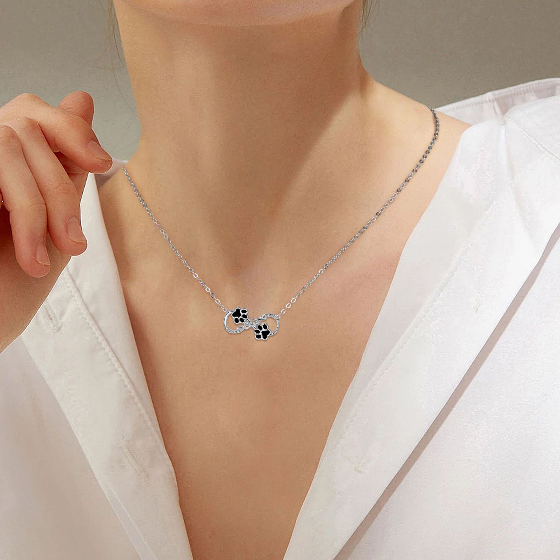 Collar con colgante de símbolo del infinito con circonitas
