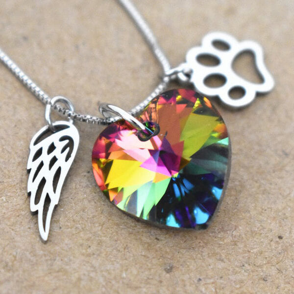 Collar conmemorativo del arcoíris con colgante en forma de corazón