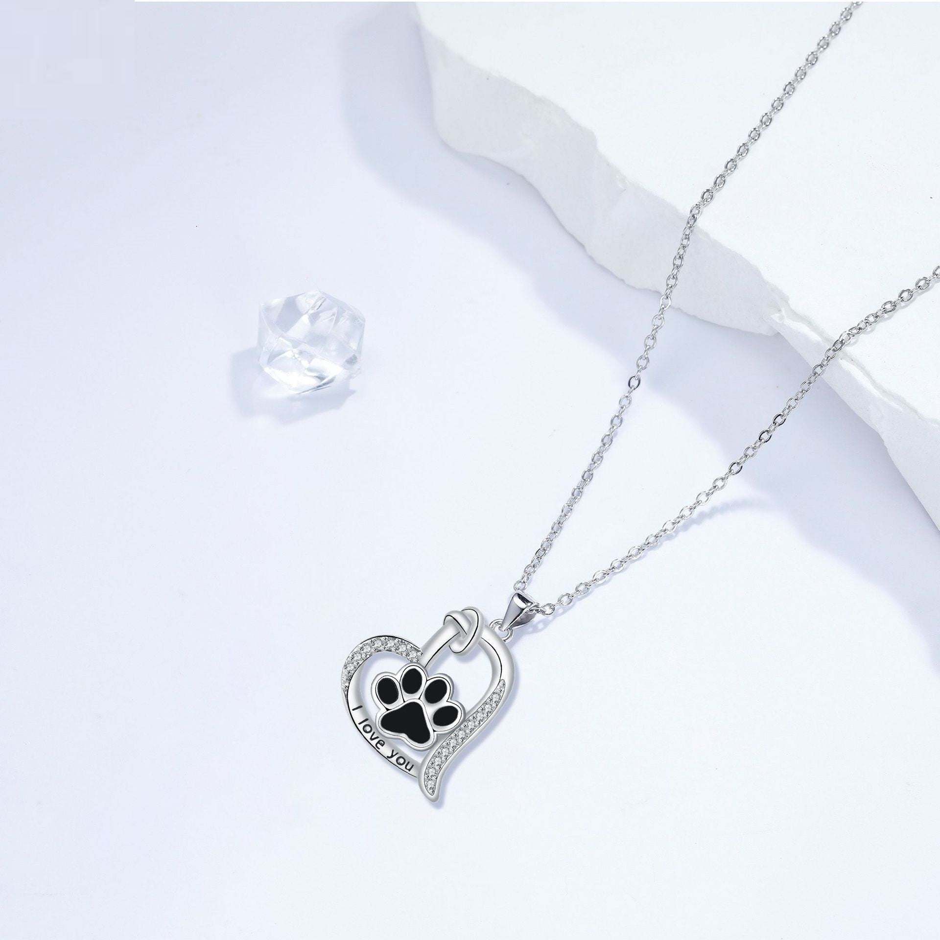 Collar con huella de pata de perro en forma de corazón con circonitas