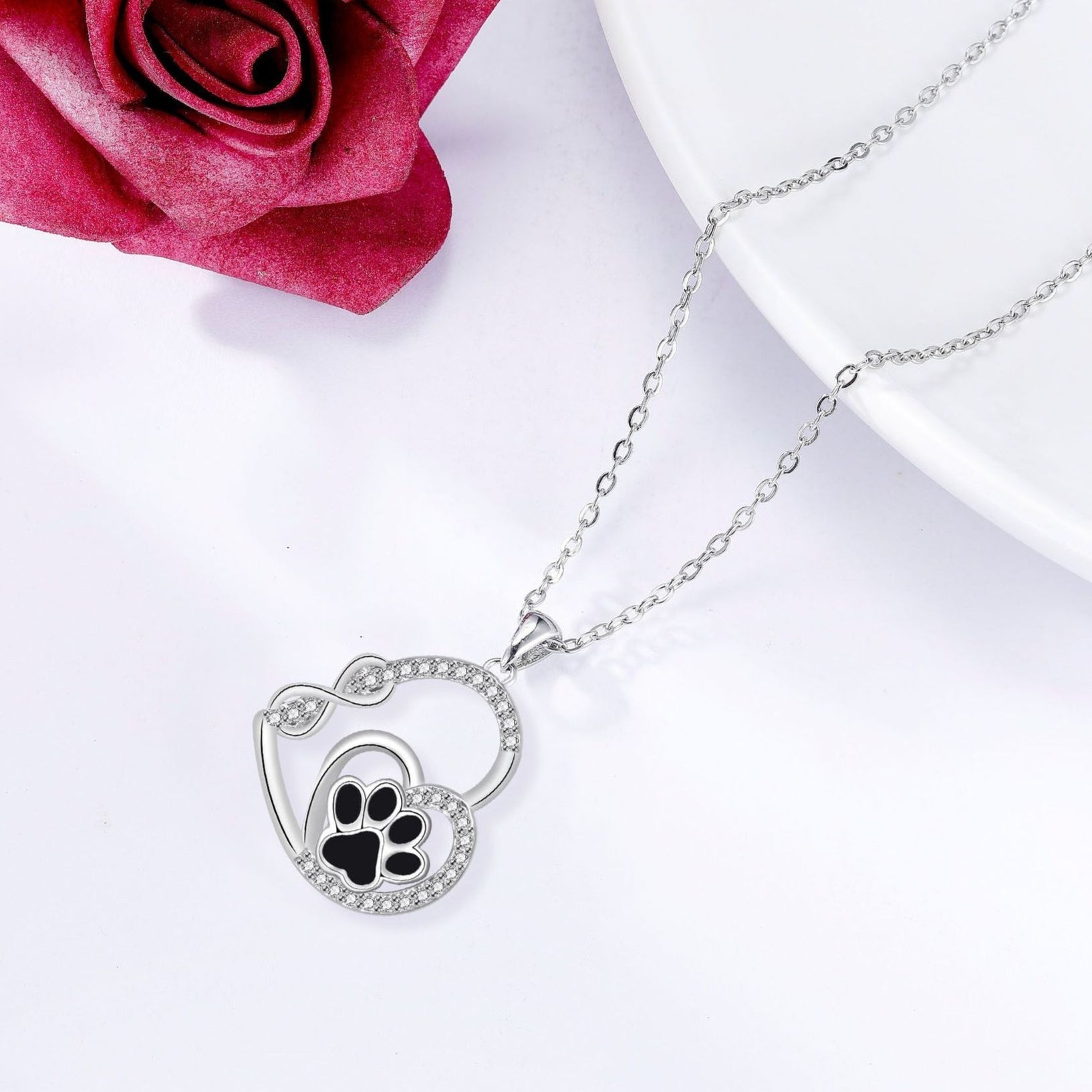 Collar con colgante en forma de doble huella de amor infinito