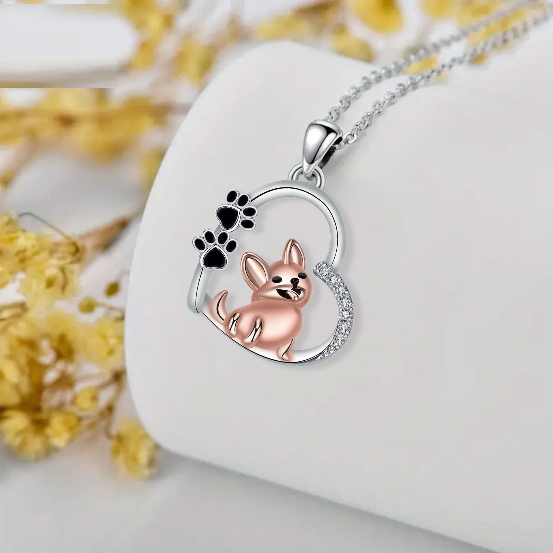 Bonita cadena con colgante en forma de corazón con perro