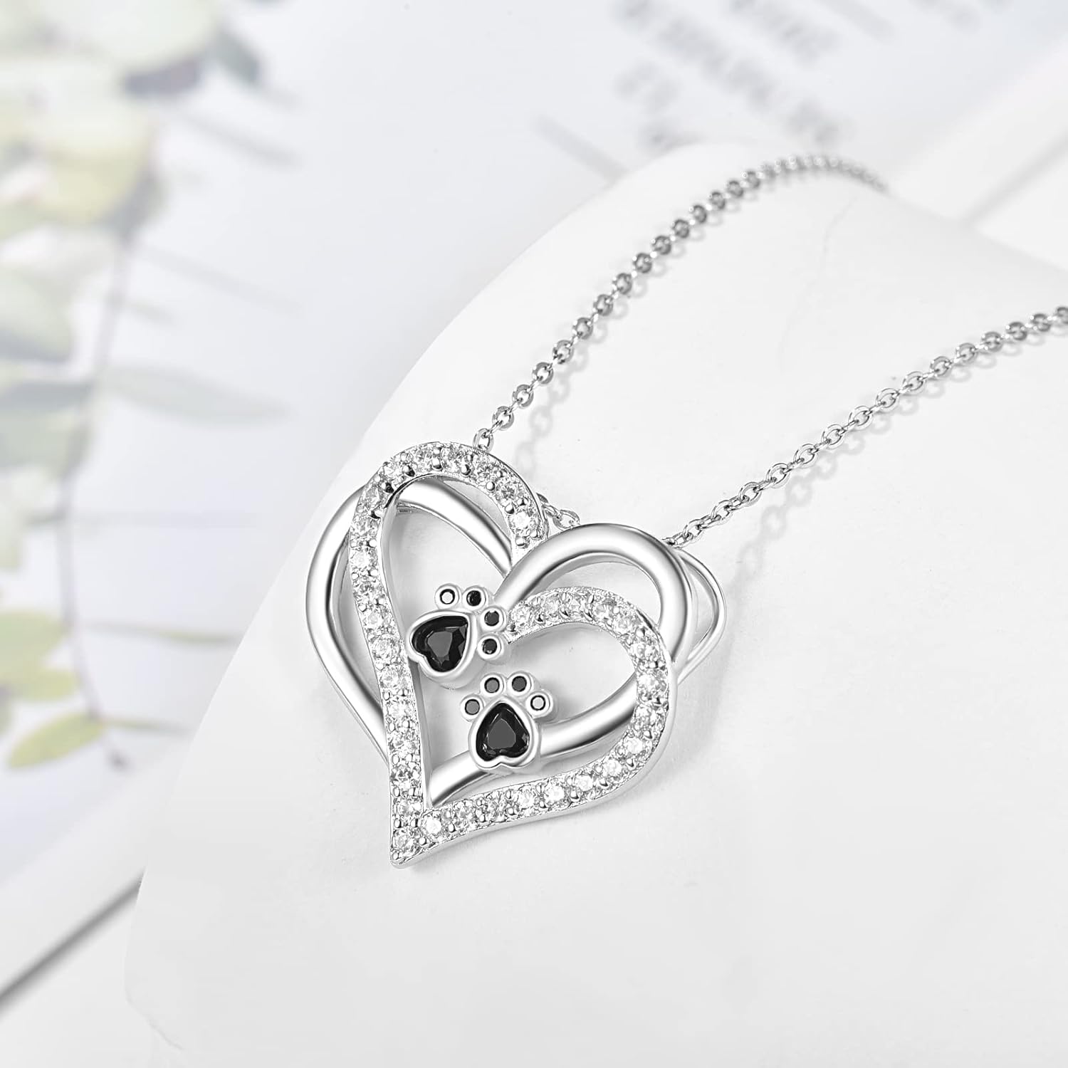 Collar con corazón y huella de perro con circonitas