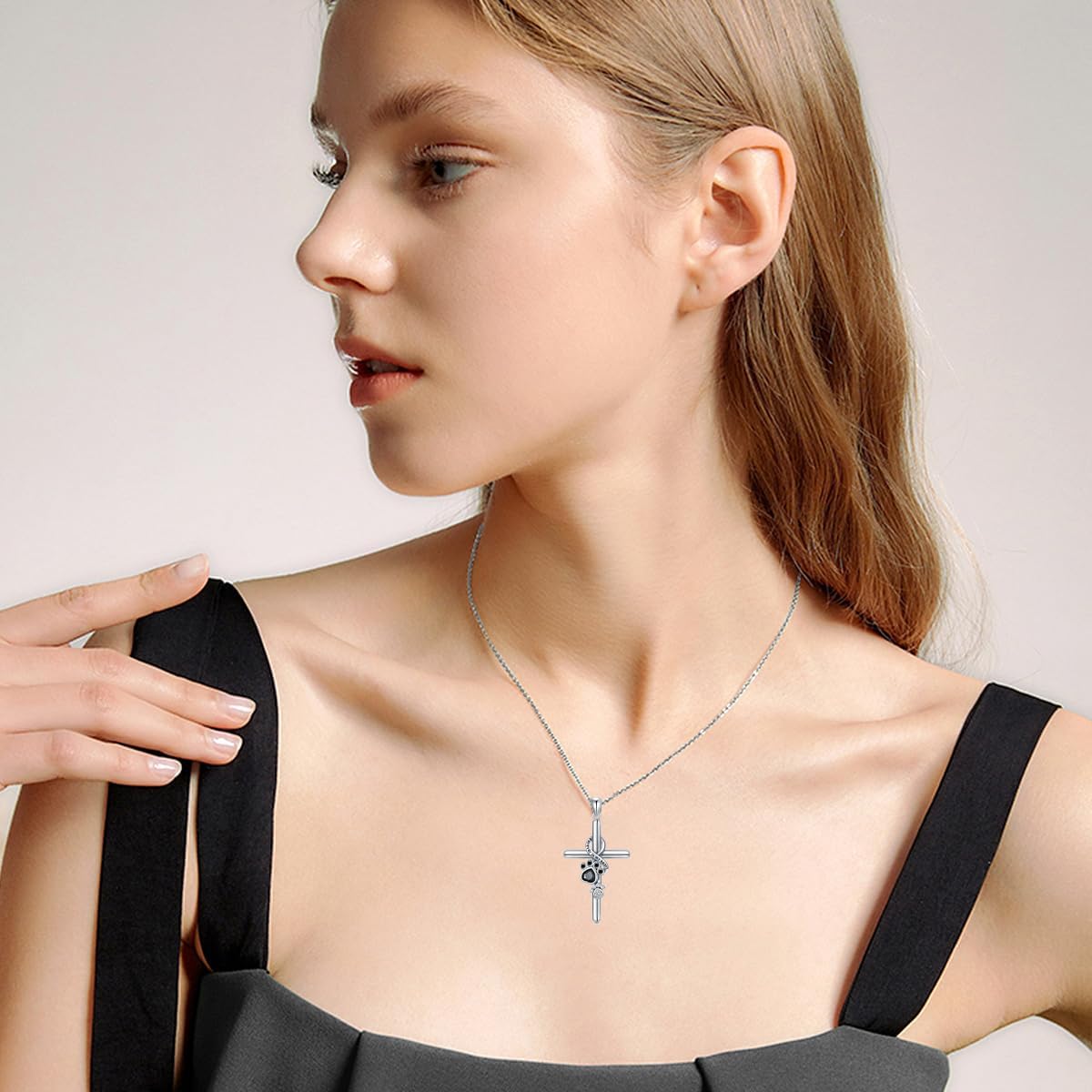 Collar con colgante en forma de pata y cruz de plata
