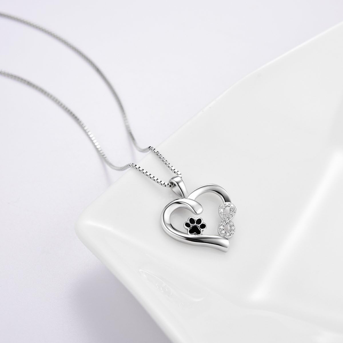 Collar con colgante en forma de pata y corazón con dije de infinito