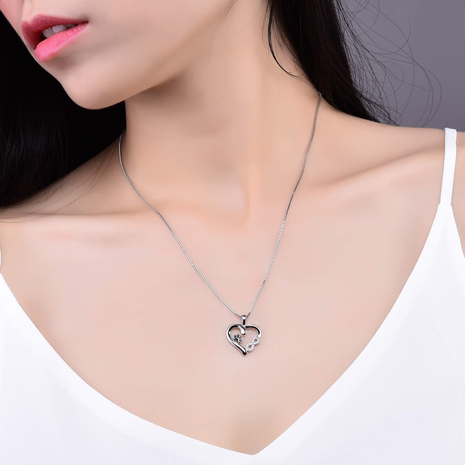 Collar con colgante en forma de pata y corazón con dije de infinito