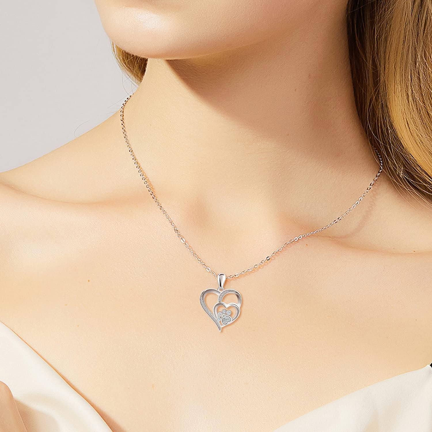 Collar de plata esterlina con huella de pata y corazón con zircones