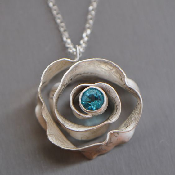 Collar vintage de plata con flor de cristal azul