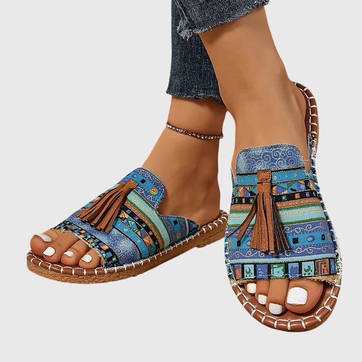 SANDALIAS BOHEMIAS CON POMPONES PAULA