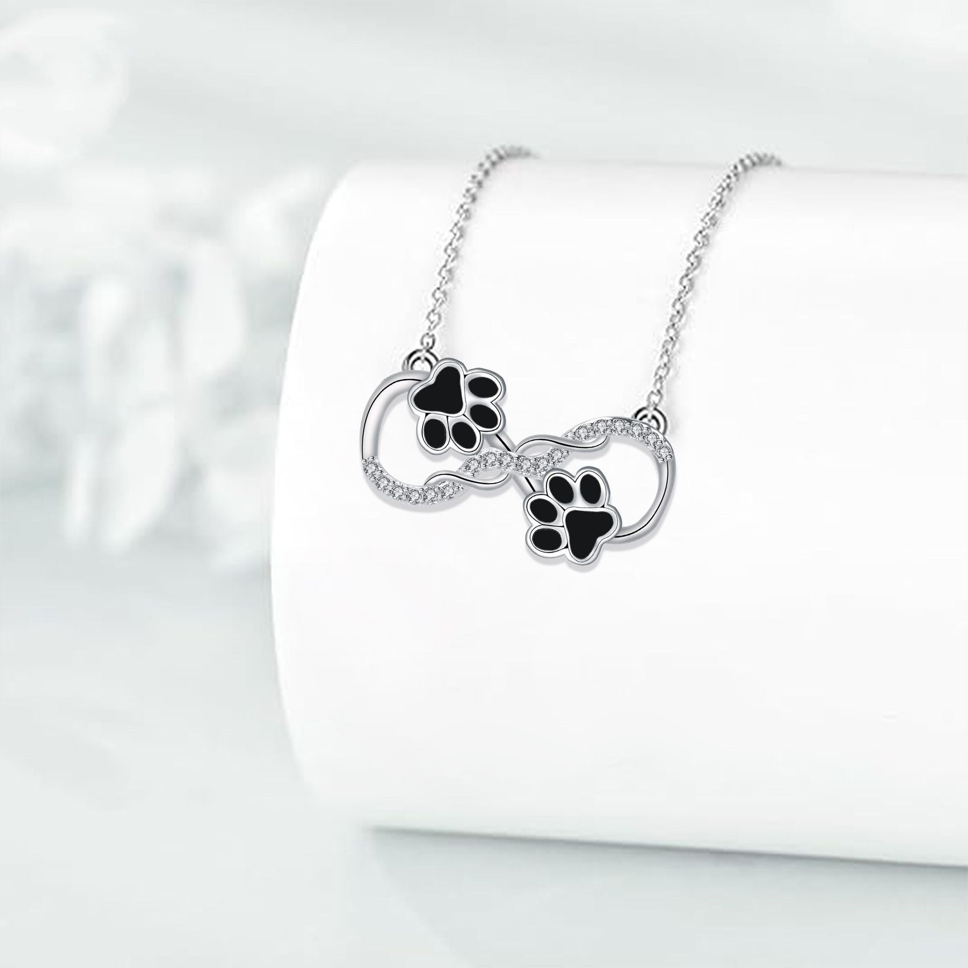 Collar con colgante de símbolo del infinito con circonitas