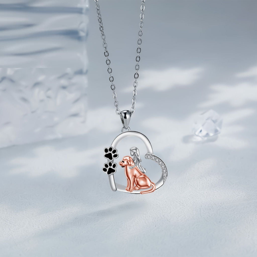 Collar con colgante en forma de corazón con un perro y una chica