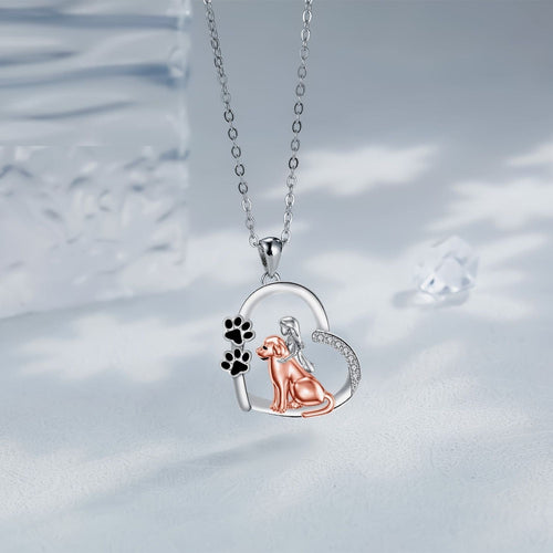 Collar con colgante en forma de corazón con un perro y una chica