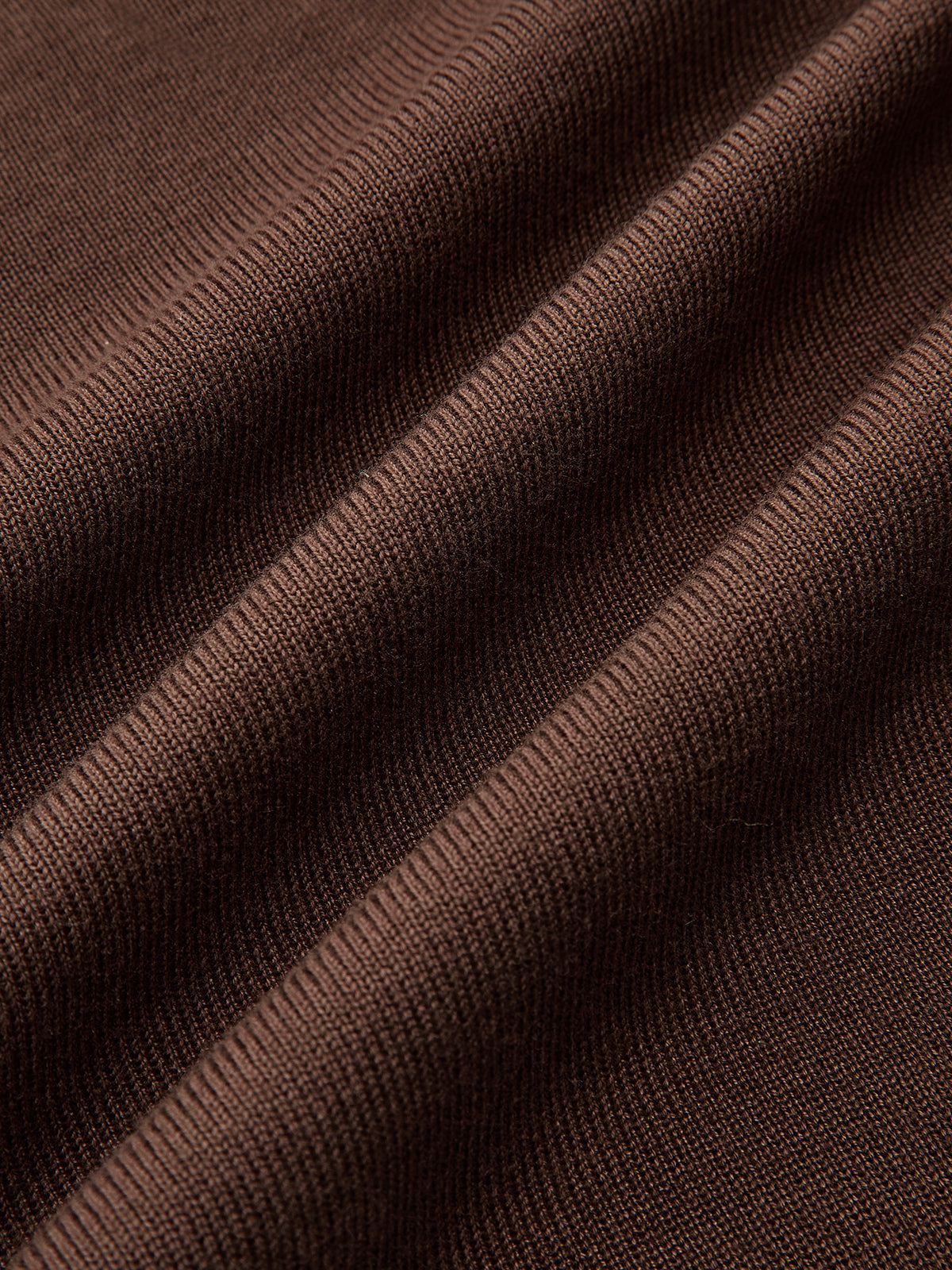 CONJUNTO DE TRES PIEZAS CON SUÉTER DE CUELLO ALTO DE PUNTO, CÁRDIGAN Y PANTALONES