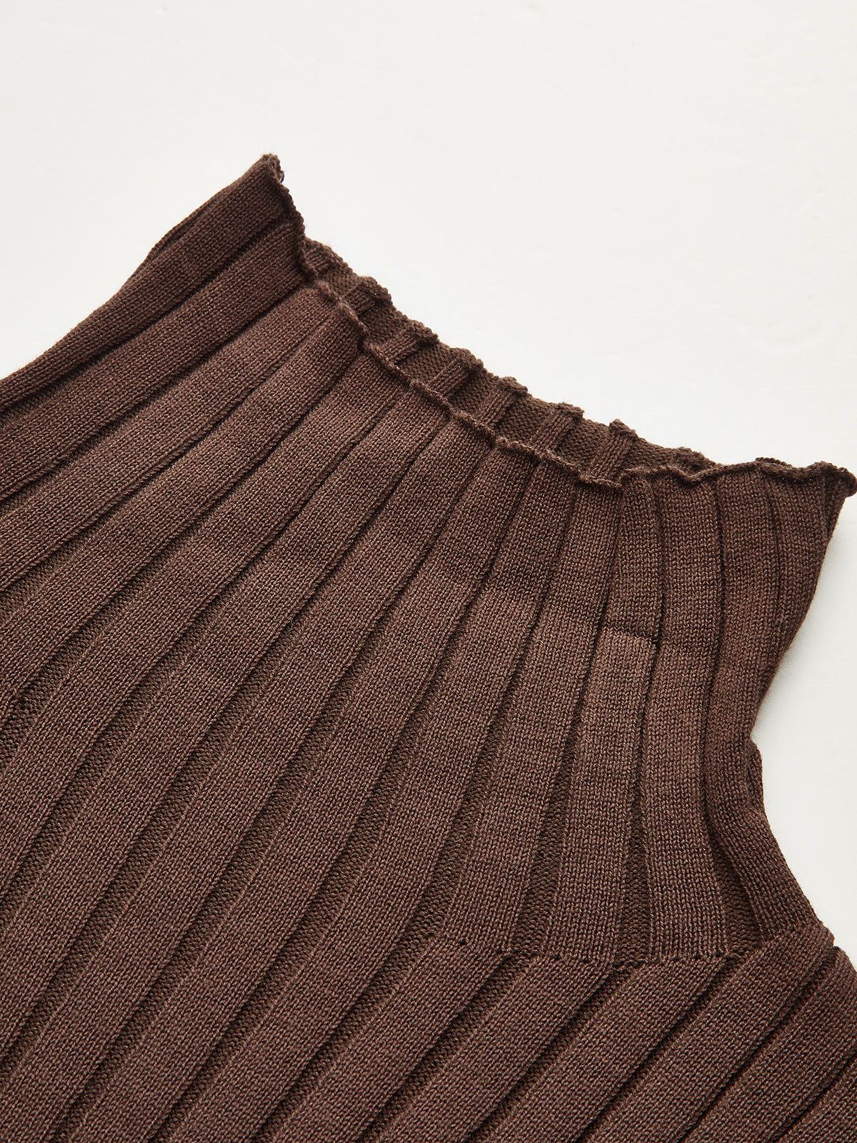 CONJUNTO DE TRES PIEZAS CON SUÉTER DE CUELLO ALTO DE PUNTO, CÁRDIGAN Y PANTALONES