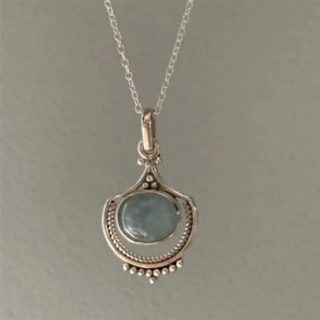 Collar vintage de plata con piedra verde