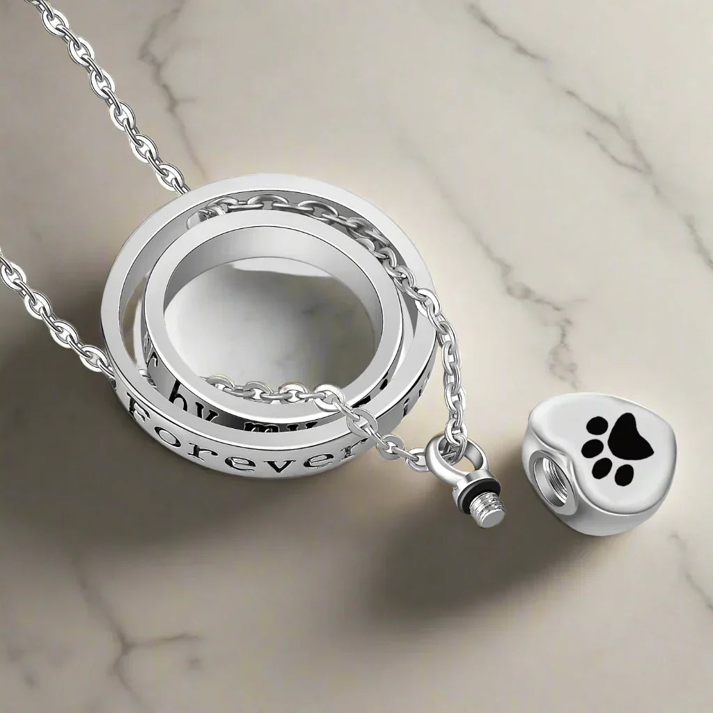 Collar con urna de acero inoxidable con forma de pata