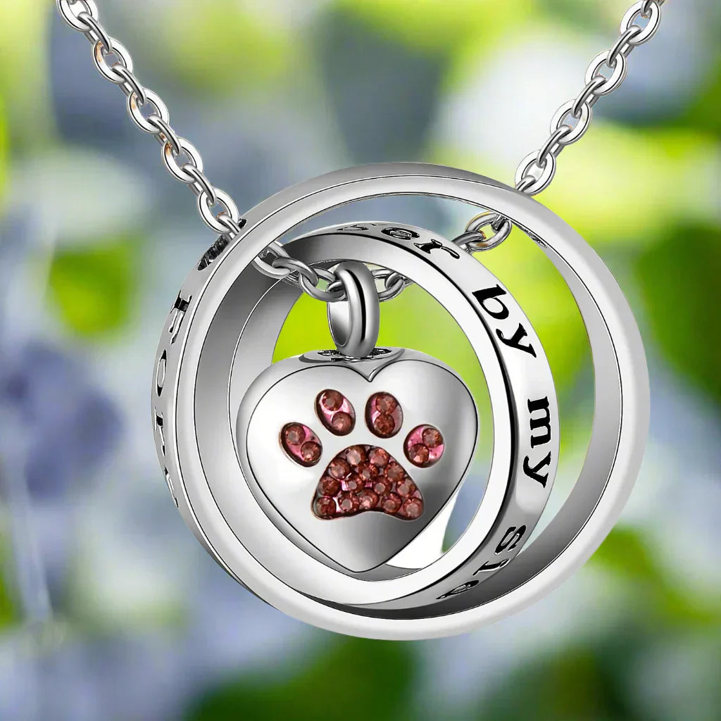 Collar con urna de acero inoxidable con forma de pata
