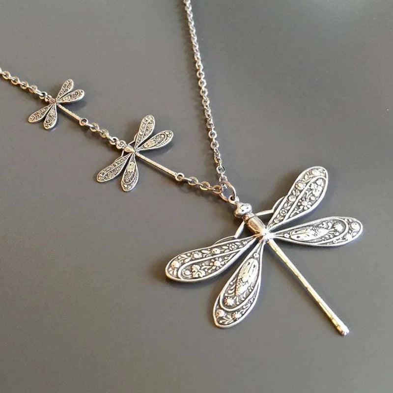 Collar vintage libélula – símbolo de cambio, luz y libertad