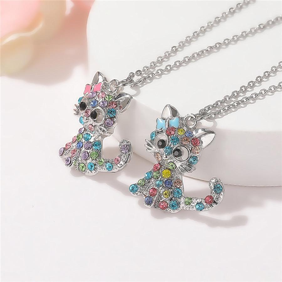 Collar con gatitos plateados y zirconias de colores