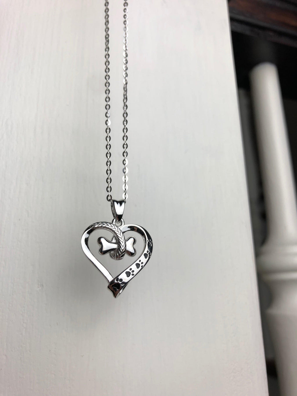 Collar con colgante en forma de pata de perro y corazón de acero inoxidable