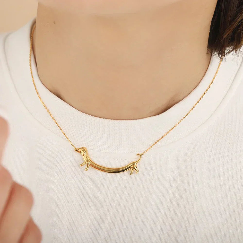 Collar con dachshund dorado