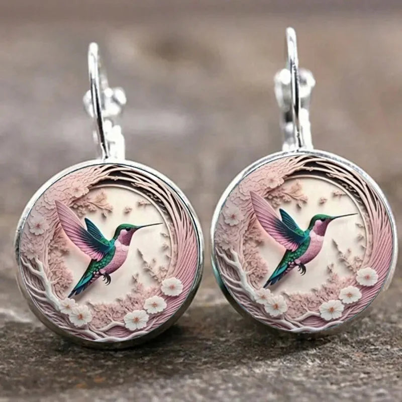 Collar con colgante en forma de cúpula de vidrio con colibrí