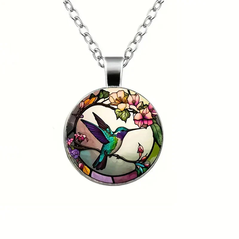 Collar con colgante en forma de cúpula de vidrio con colibrí