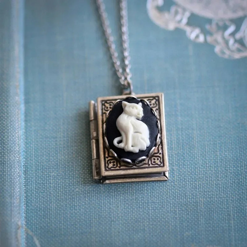 Collar con colgante de libro vintage con gato – diseño con páginas giratorias