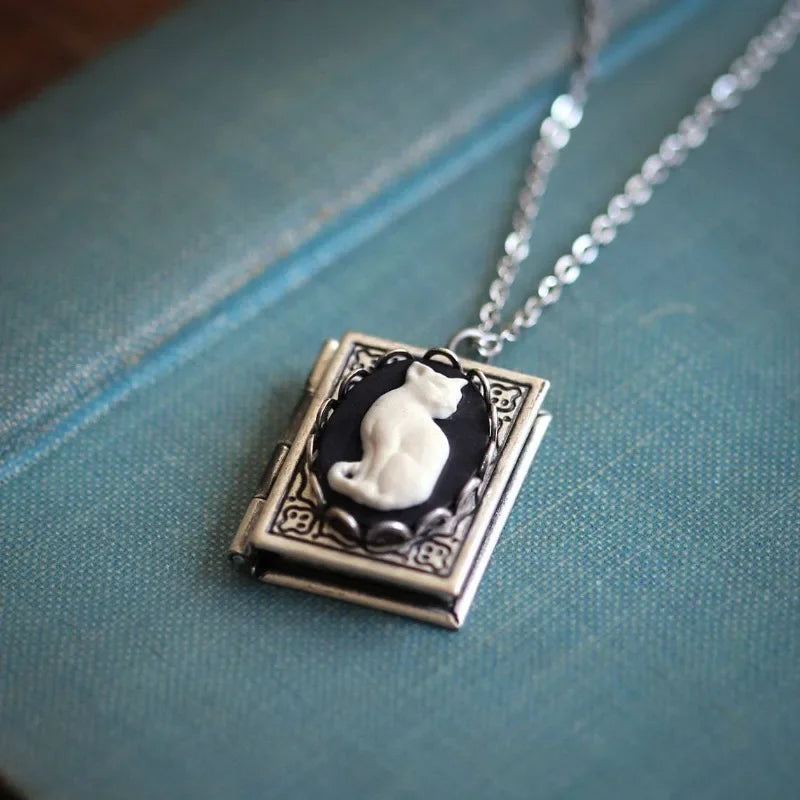 Collar con colgante de libro vintage con gato – diseño con páginas giratorias