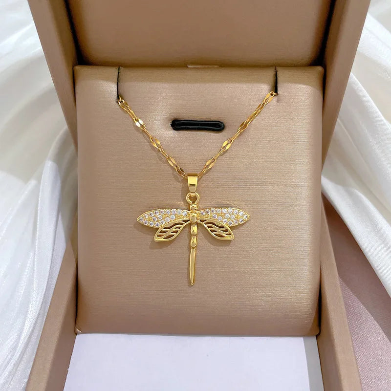 Collar con libélula de cristal – símbolo de transformación y belleza