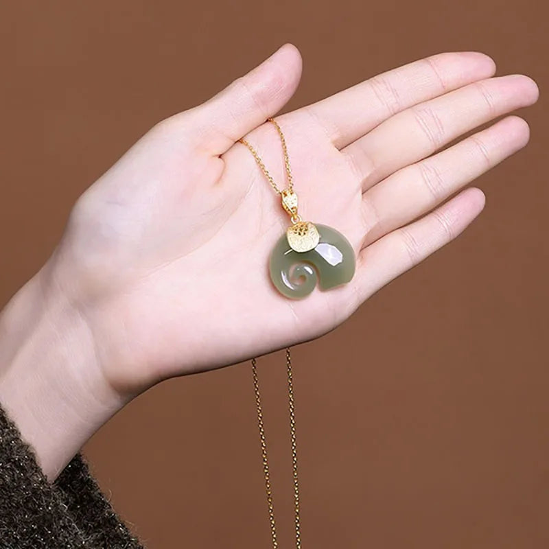 Collar con colgante en forma de elefante de jade Hetian – Cadena chapada en oro de 18 quilates para mujer