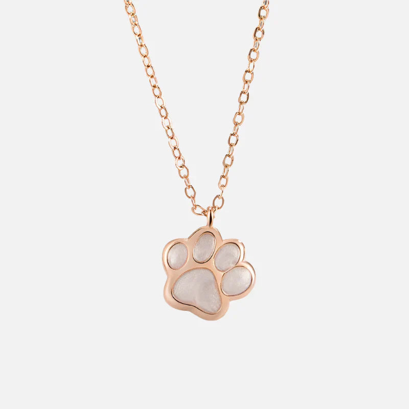 Collar con colgante en forma de pata