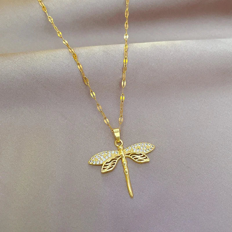Collar con libélula de cristal – símbolo de transformación y belleza