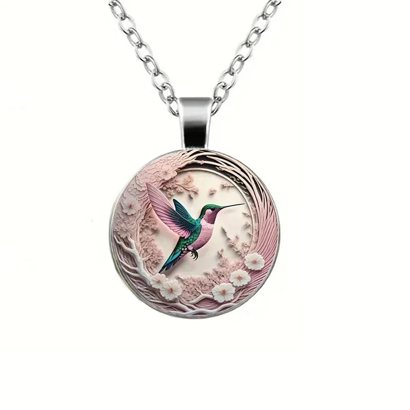 Collar con colgante en forma de cúpula de vidrio con colibrí