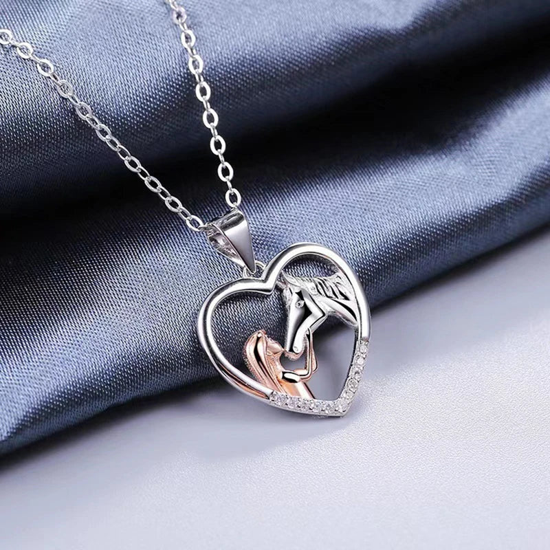 Collar bellísimo con circonitas en forma de corazón y de caballo