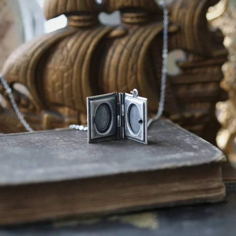 Collar con colgante de libro vintage con gato – diseño con páginas giratorias