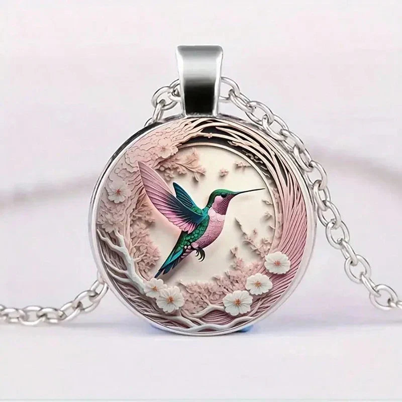 Collar con colgante en forma de cúpula de vidrio con colibrí