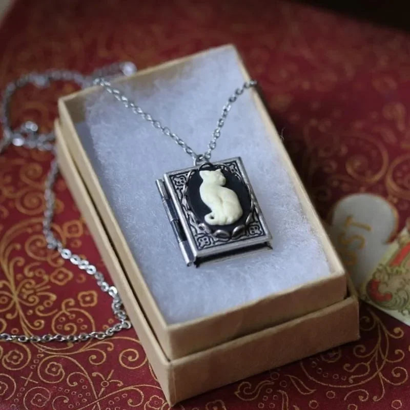 Collar con colgante de libro vintage con gato – diseño con páginas giratorias