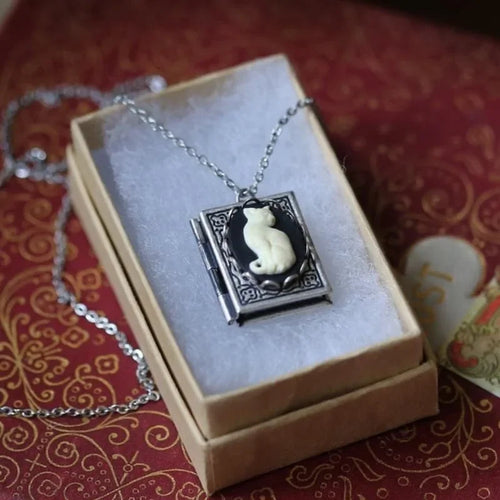 Collar con colgante de libro vintage con gato – diseño con páginas giratorias
