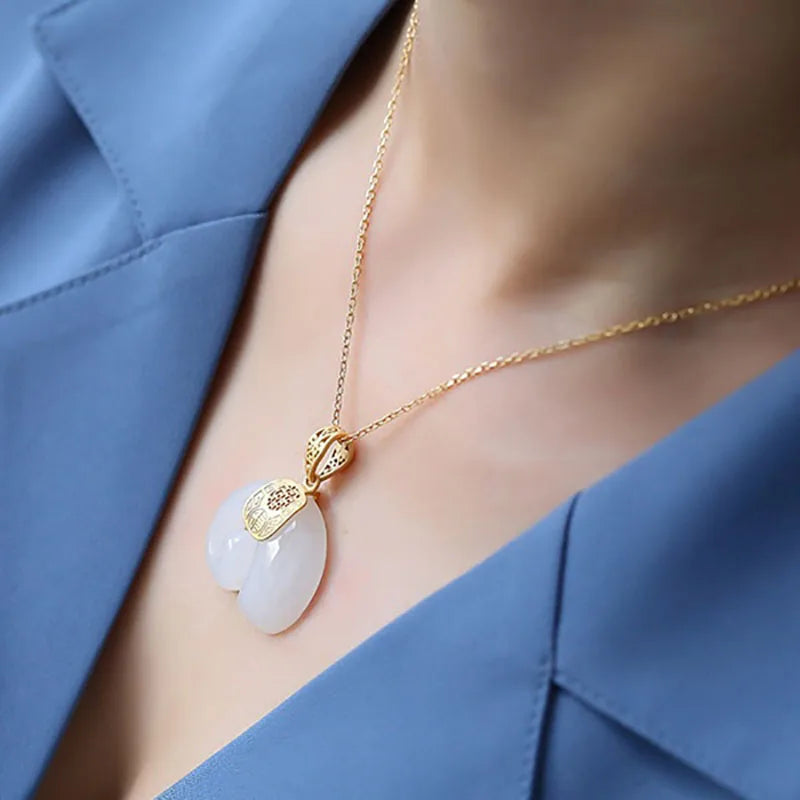 Collar con colgante en forma de elefante de jade Hetian – Cadena chapada en oro de 18 quilates para mujer