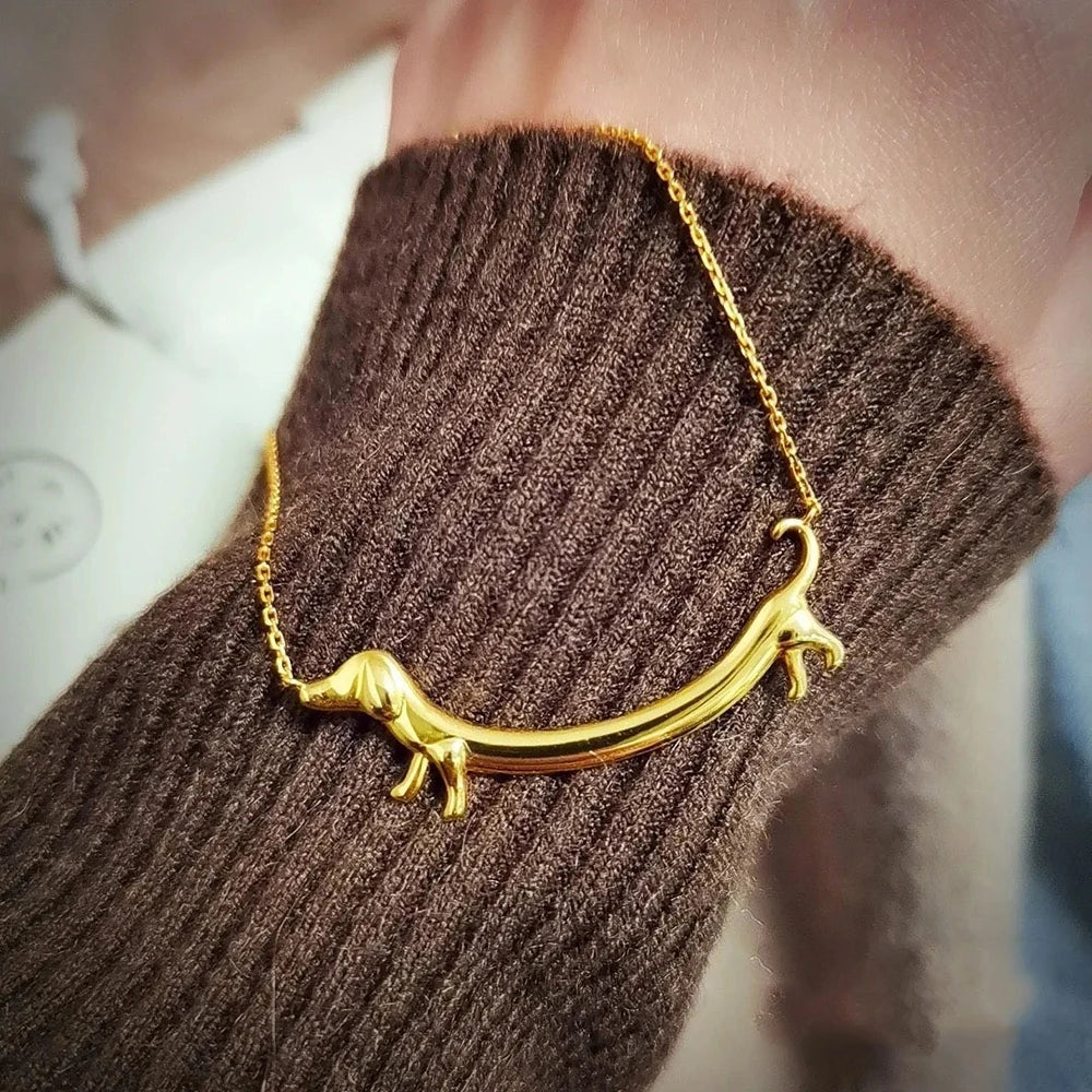 Collar con dachshund dorado