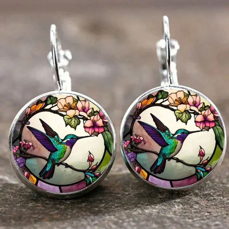 Collar con colgante en forma de cúpula de vidrio con colibrí