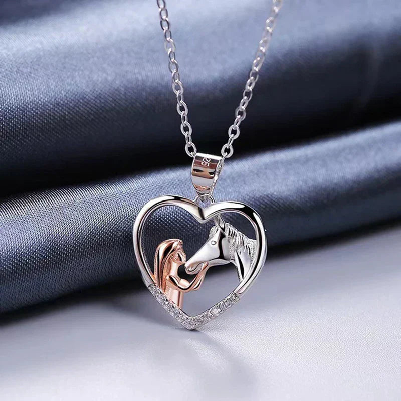 Collar bellísimo con circonitas en forma de corazón y de caballo