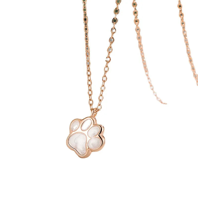Collar con colgante en forma de pata