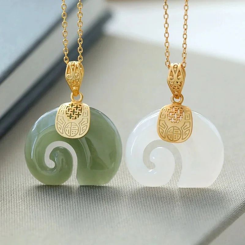 Collar con colgante en forma de elefante de jade Hetian – Cadena chapada en oro de 18 quilates para mujer