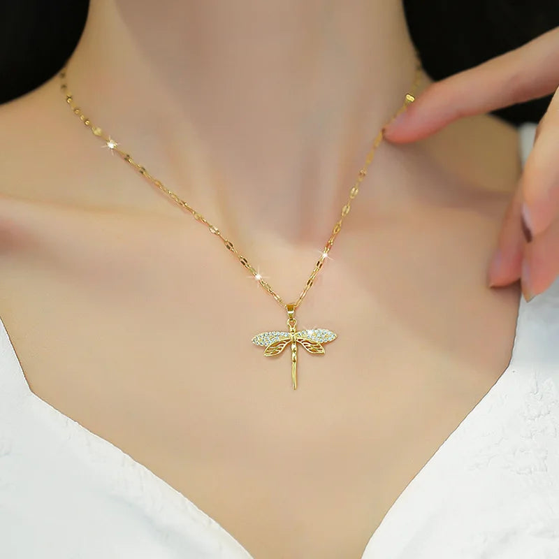 Collar con libélula de cristal – símbolo de transformación y belleza
