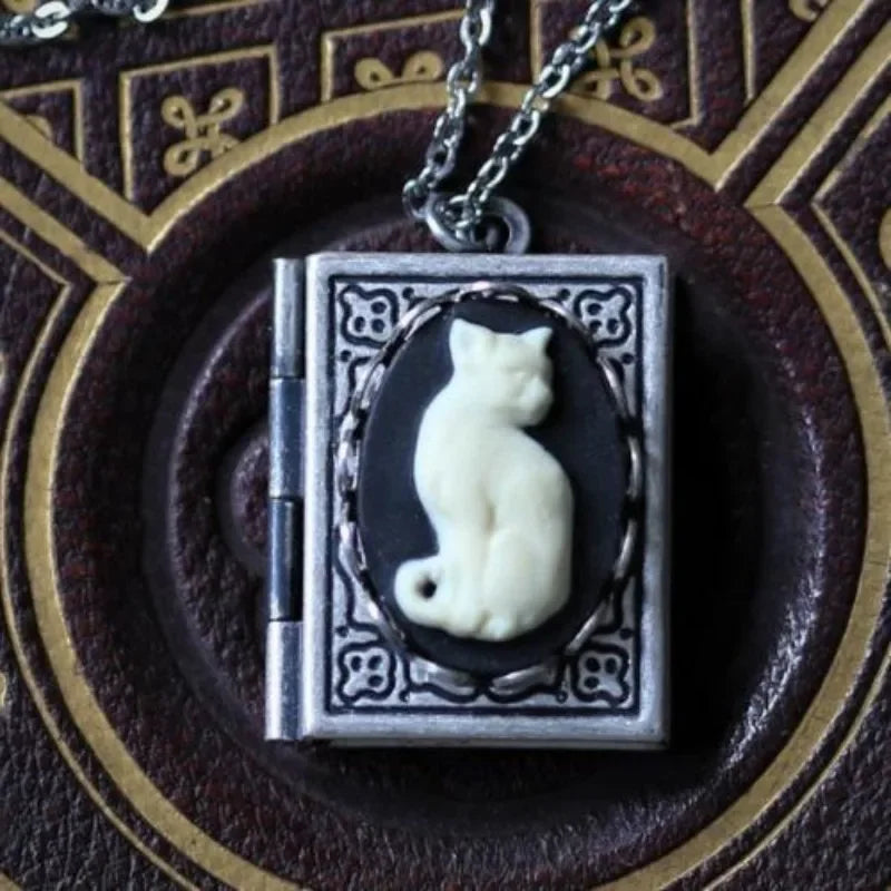 Collar con colgante de libro vintage con gato – diseño con páginas giratorias