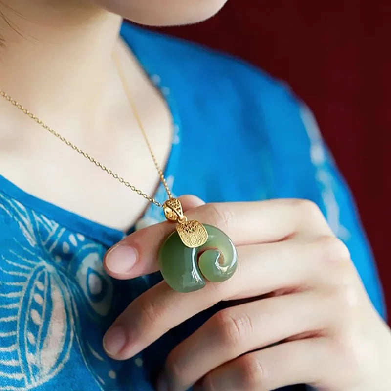 Collar con colgante en forma de elefante de jade Hetian – Cadena chapada en oro de 18 quilates para mujer